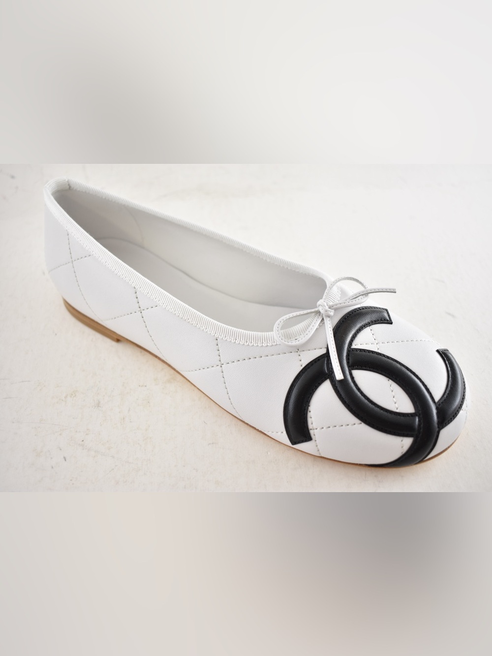 Chanel 26M Coco Beach Cambon White Black CC XL Logo Ballet Ballerina Flat 38 - Picture 4 of 15
